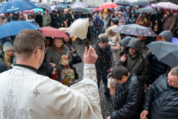 Закарпаття святкує Водохреща: В Ужгороді воду освячували владика Врасонофій та владика Ніл (ФОТО)