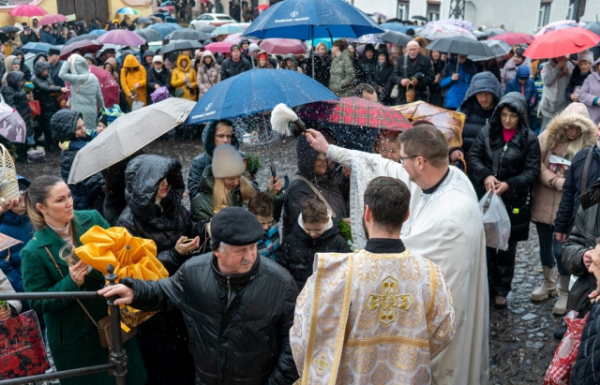 Закарпаття святкує Водохреща: В Ужгороді воду освячували владика Врасонофій та владика Ніл (ФОТО)