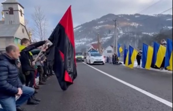 Відео дня: Рахівщина навколішки зустріла полеглого Героя Андрія Ткачука