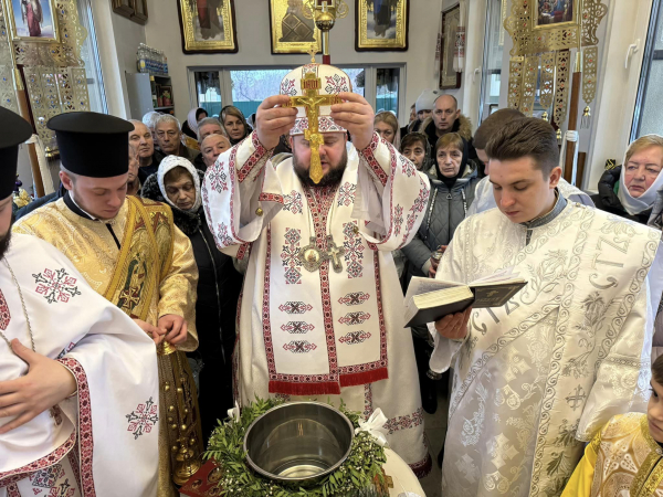 Закарпаття святкує Водохреща: В Ужгороді воду освячували владика Врасонофій та владика Ніл (ФОТО)