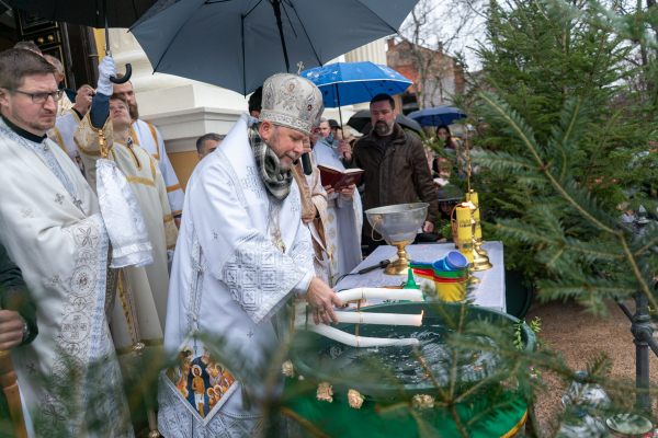 Закарпаття святкує Водохреща: В Ужгороді воду освячували владика Врасонофій та владика Ніл (ФОТО)