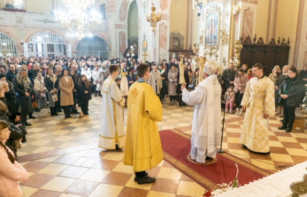 Закарпаття святкує Водохреща: В Ужгороді воду освячували владика Врасонофій та владика Ніл (ФОТО)