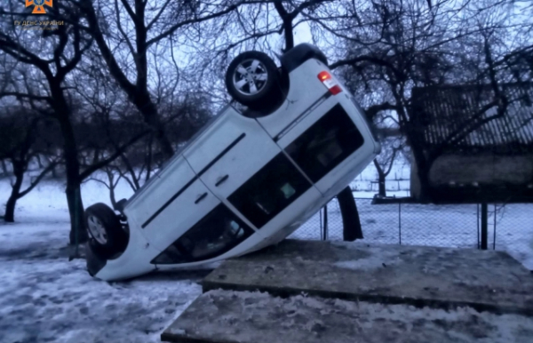 На Хустщині водій перекинув автівку на дах, постраждала 8-річна дівчинка (ФОТО)