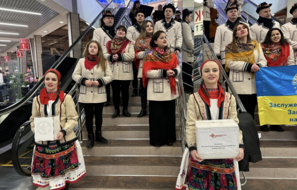 Закарпатський народний хор завітав з концертом у ТЦ, щоб зібрати гроші на дрони для ЗСУ