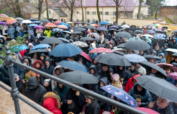Закарпаття святкує Водохреща: В Ужгороді воду освячували владика Врасонофій та владика Ніл (ФОТО)