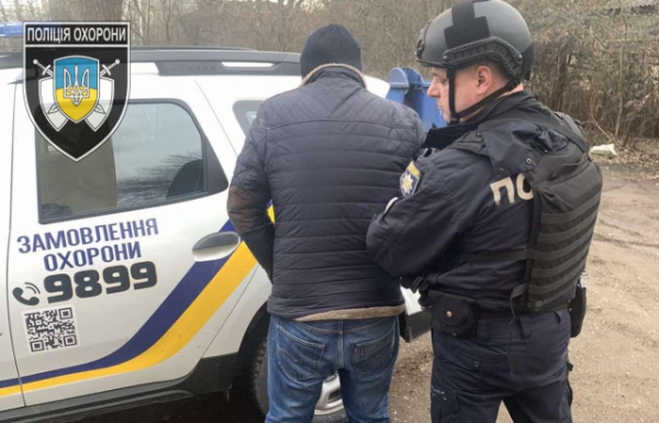 Правоохоронці затримали чоловіка, який роздбив вікно на автовокзалі в Ужгороді Правоохоронці затримали чоловіка, який роздбив вікно на автовокзалі в Ужгороді