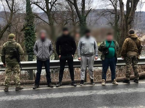  Запакували у контрацептиви телефони: на Закарпатті "ухилянти" планували переплисти Тису 