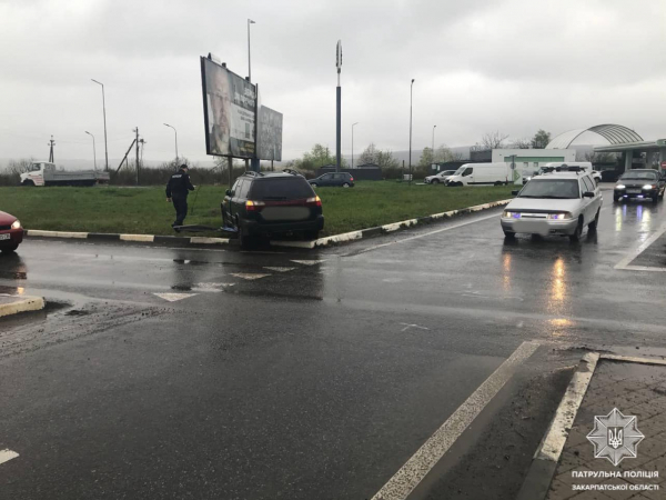 На об'їзній Ужгорода водійка на Subaru знесла дорожній знак (ФОТО)