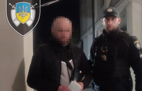  В Ужгороді затримали чоловіка, який "бушував" на заправці та погрожував працівникам 