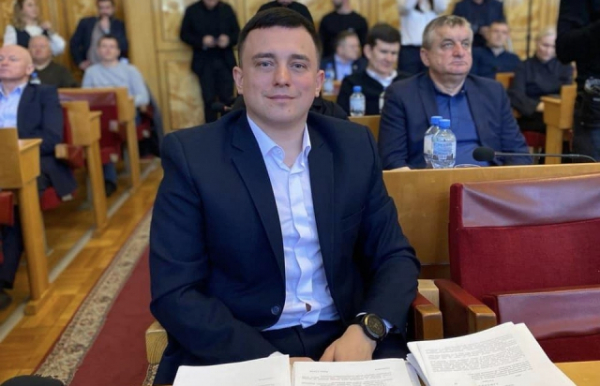 Роланд Цебер замінив Олексія Іванча у Закарпатській обласній раді Роланд Цебер замінив Олексія Іванча у Закарпатській обласній раді