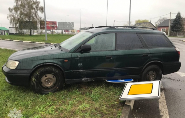 На об'їзній Ужгорода водійка на Subaru знесла дорожній знак (ФОТО)