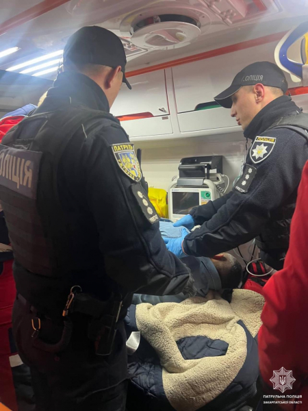 Закарпатські патрульні врятували життя чоловіку з нападом епілепсії