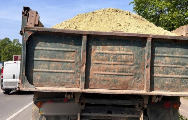 У Мукачеві патрульні зупинили вантажівку з нелегальним піском