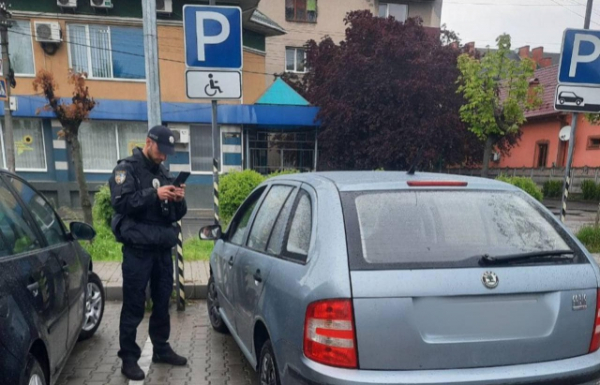  У Мукачеві патрульні оштрафували водіїв за парковки на місцях для людей з інвалідністю 
