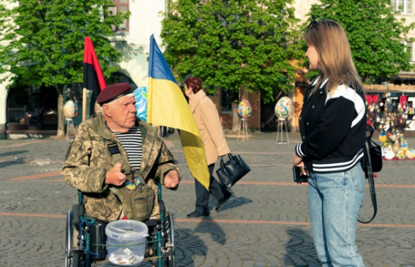 У Мукачево приїхав військовий-волонтер Григорій Янченко, який зібрав для ЗСУ понад 8 млн гривень (ФОТО) У Мукачево приїхав військовий-волонтер Григорій Янченко, який зібрав для ЗСУ понад 8 млн гривень (ФОТО)