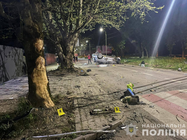 Смертельна ДТП в Ужгороді: Водій Audi влетів у дерево. Загинули 2 молодих хлопця (ФОТО)