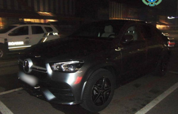 У Києві житель Закарпаття намагався викрасти автомобіль Mercedes GLE 300