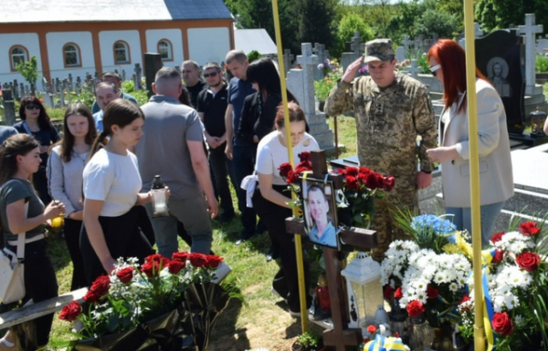 На Закарпатті відкрили меморіальну дошку полеглому на війні прикордоннику Руслану Гребенюку (ФОТО)