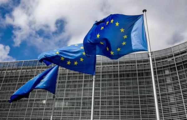 Єврокомісія "взяла до уваги" рішення МЗС щодо консульських послуг чоловікам мобілізаційного віку