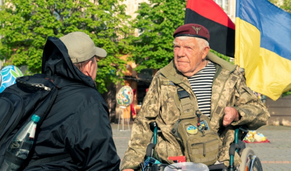 У Мукачево приїхав військовий-волонтер Григорій Янченко, який зібрав для ЗСУ понад 8 млн гривень (ФОТО) У Мукачево приїхав військовий-волонтер Григорій Янченко, який зібрав для ЗСУ понад 8 млн гривень (ФОТО)