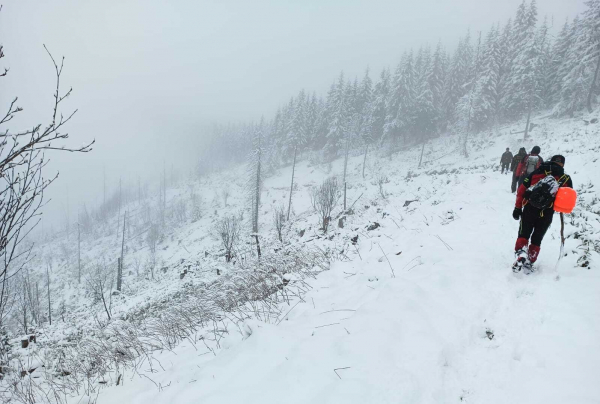 "Замерзають насмерть, втрачають кінцівки": румунські рятувальники ризикують життям, рятуючи українців в горах Марамуреша (ФОТО, ВІДЕО)