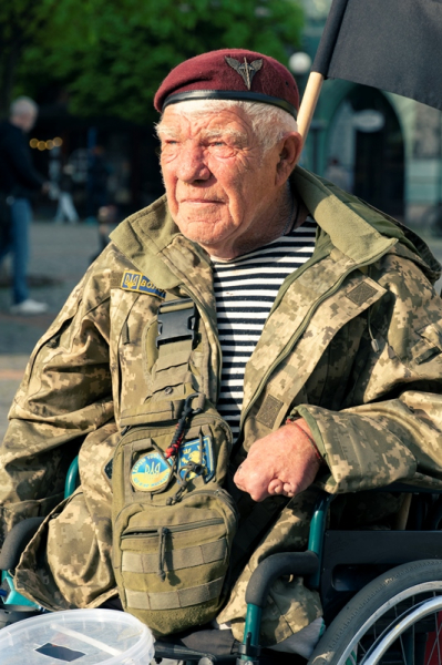 У Мукачево приїхав військовий-волонтер Григорій Янченко, який зібрав для ЗСУ понад 8 млн гривень (ФОТО) У Мукачево приїхав військовий-волонтер Григорій Янченко, який зібрав для ЗСУ понад 8 млн гривень (ФОТО)