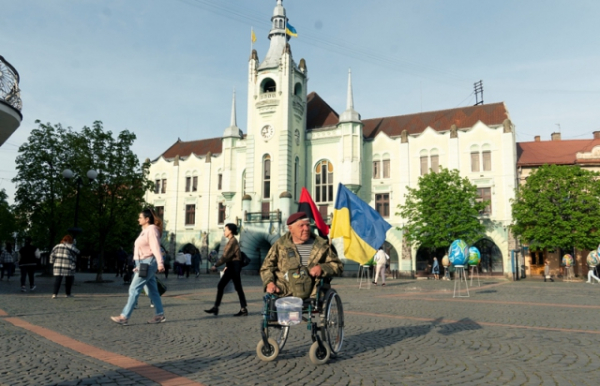 У Мукачево приїхав військовий-волонтер Григорій Янченко, який зібрав для ЗСУ понад 8 млн гривень (ФОТО) У Мукачево приїхав військовий-волонтер Григорій Янченко, який зібрав для ЗСУ понад 8 млн гривень (ФОТО)