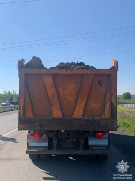  На Ужгородщині патрульні зупинили вантажівку з сумішу без відповідних документів 