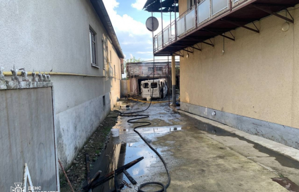 Пожежа на Мукачівщині: Через залишену свічку загорілась машина, гараж, а згодом і будинок (ФОТО)