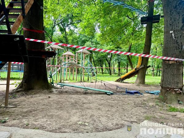  У Боздоському парку Ужгорода травмувались 16 дітей: обірвався трос мотузкового атракціону 