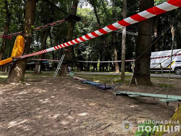  У Боздоському парку Ужгорода травмувались 16 дітей: обірвався трос мотузкового атракціону 