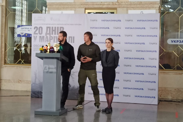 Режисер фільму "20 днів у Маріуполі" привіз "Оскар" до України