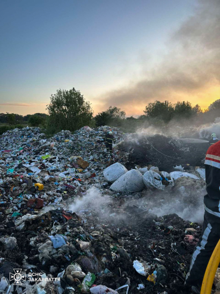У Чопі горіло сміттєзвалище: внаслідок пожежі отримав опіки 55-річний чоловік (ФОТО)