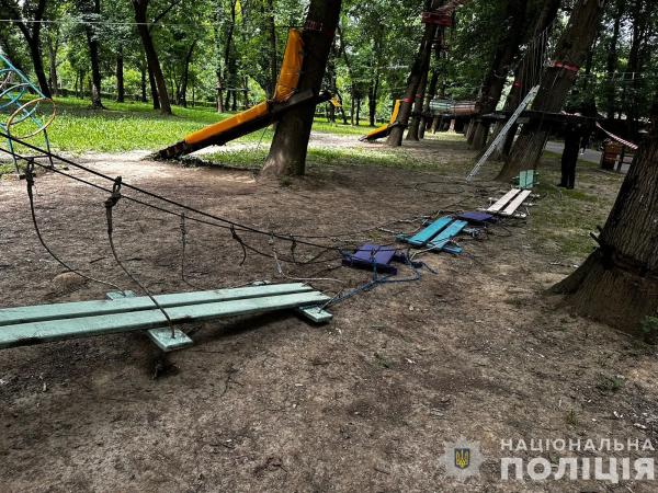  У Боздоському парку Ужгорода травмувались 16 дітей: обірвався трос мотузкового атракціону 