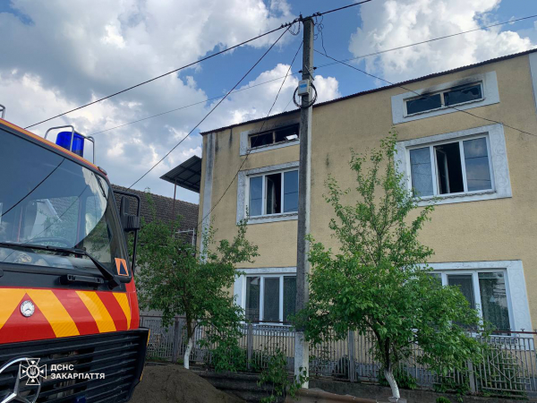 Пожежа на Мукачівщині: Через залишену свічку загорілась машина, гараж, а згодом і будинок (ФОТО) Пожежа на Мукачівщині: Через залишену свічку загорілась машина, гараж, а згодом і будинок (ФОТО)
