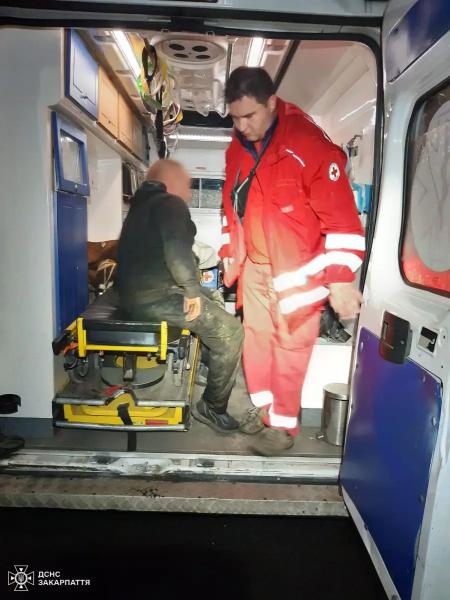  Рахівські гірські рятувальники допомогли чоловіку, що травмувався у лісі 
