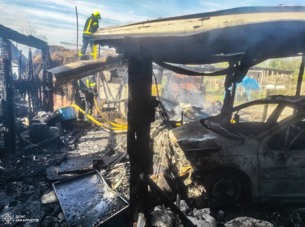  Почалася димитися крівля над будівлею: на Хустщині рятувальники вберегли дві оселі 