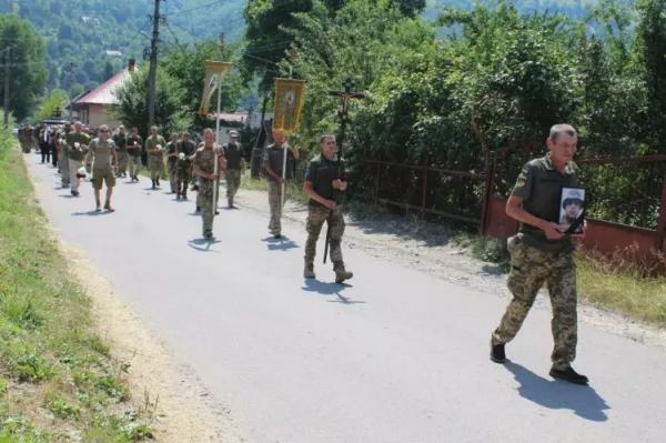  В Рахові провели в останню дорогу полеглого Героя Василя Герасимчука 