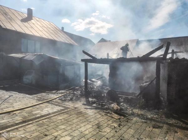  Почалася димитися крівля над будівлею: на Хустщині рятувальники вберегли дві оселі 