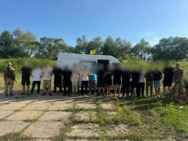  На Закарпатті затримали 17 ухилянтів, які втікали в Угорщину на мікроавтобусі 
