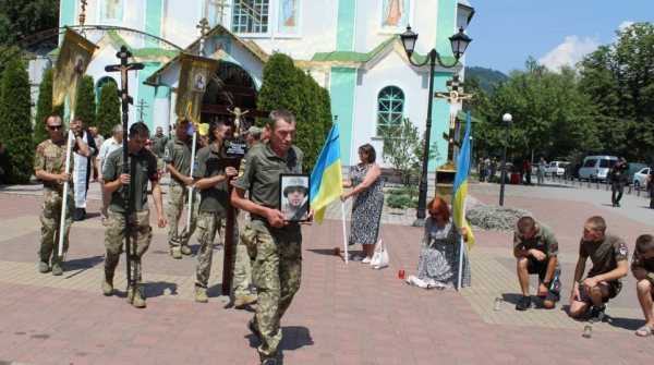  В Рахові провели в останню дорогу полеглого Героя Василя Герасимчука 