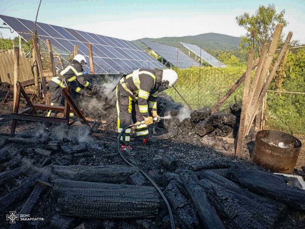  На Берегівщині рятувальники ліквідували пожежу на приватному обійсті 