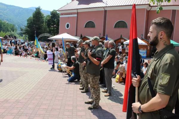  В Рахові провели в останню дорогу полеглого Героя Василя Герасимчука 