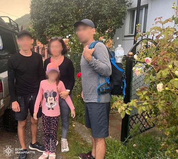  Гірські рятувальники допомогли родині з Дніпровщини спуститися з гори 