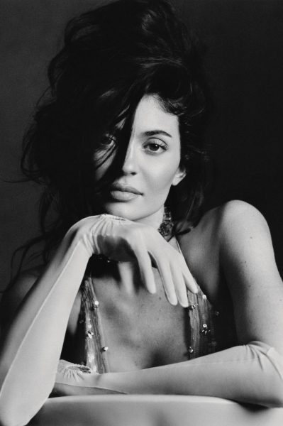 Кайлі Дженнер позувала для британського Vogue у рукавичках від українського бренду Zhilyova
