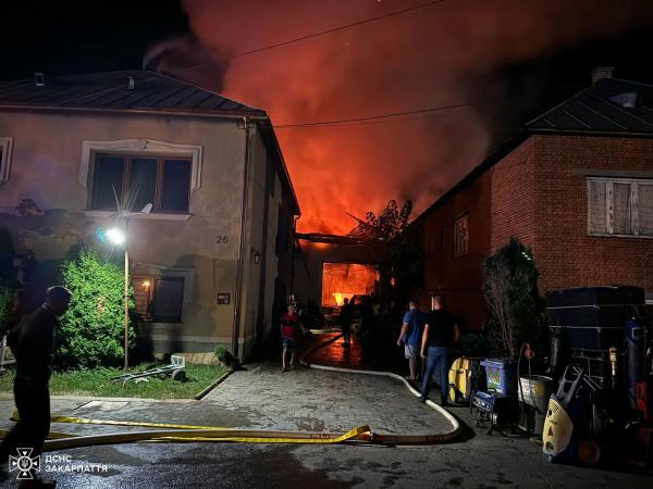  4 одиниці техніки та 11 бійців ДСНС вночі гасили пожежу на Хустщині 