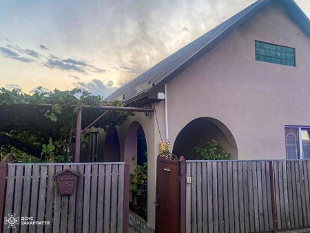  У Мукачеві пожежа ледь не знищила будинок, але рятувальники цьому завадили 