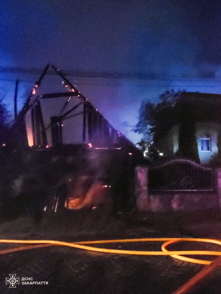 Рахівські рятувальники ліквідували пожежу в будинку, вберігши при цьому інший Рахівські рятувальники ліквідували пожежу в будинку, вберігши при цьому інший