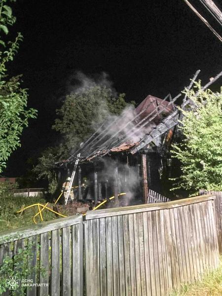 Рахівські рятувальники ліквідували пожежу в будинку, вберігши при цьому інший Рахівські рятувальники ліквідували пожежу в будинку, вберігши при цьому інший