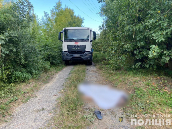  На Ужгородщині водій сміттєвозу наїхав на чоловіка, який лежав на дорозі 
